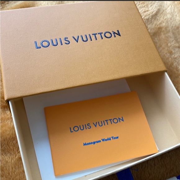 Lv earrings - Picture 3 of 3